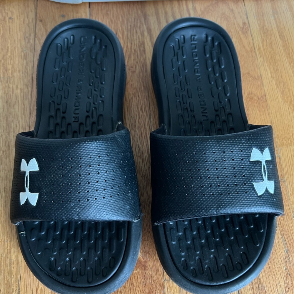 Under Armor slides, boys 4Y